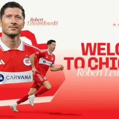 Robert Lewandowski w czerwonej koszulce Chicago Fire FC, z napisem "Welcome to Chicago".