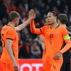 Virgil van Dijk, znany ze swojego imponującego wzrostu, daje "piątkę" koledze z drużyny.
