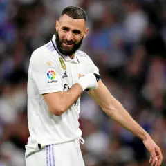 Karim Benzema, z opaską na przedramieniu, cieszy się po zdobyciu bramki. Benzema 15.