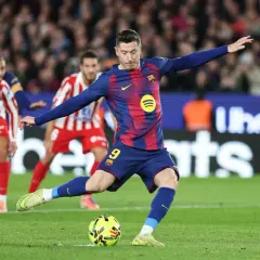 Robert Lewandowski wykonuje rzut karny, celując w bramkę przeciwnika.