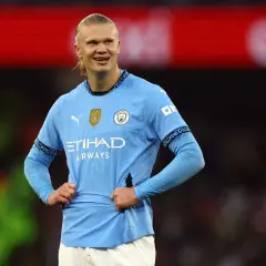 Erling Haaland, najdroższy piłkarz świata, w błękitnej koszulce Manchesteru City, z dumą prezentuje swoje umiejętności.
