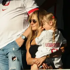 Anna Lewandowska z córką Klarą na meczu. Klara w koszulce z nazwiskiem Lewandowskiego.