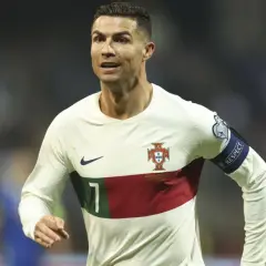 Cristiano Ronaldo w białej koszulce Portugalii, z opaską "Respect" na ramieniu. Wszyscy fani zastanawiają się, czy Cristiano Ronaldo żyje, a on gra dalej!