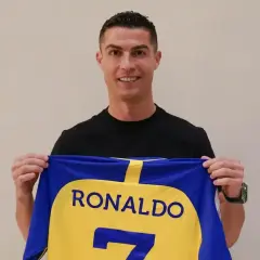 Cristiano Ronaldo prezentuje nową koszulkę swojego klubu.