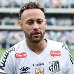 Piłkarz Neymar, znany z widowiskowych akcji, w białej koszulce z logo S.F.C.