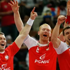 Trzech zawodników w czerwonych koszulkach z orłem świętuje zwycięstwo. To oni wygrali mistrzostwa świata w piłce ręcznej!