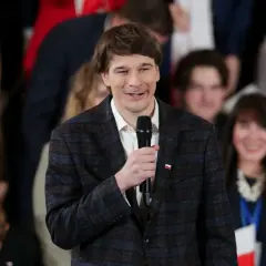 Daniel Nawrocki, którego wiek nie jest widoczny, przemawia do zgromadzonych ludzi.