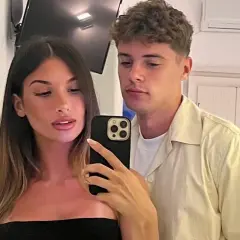 Dziewczyna Zalewskiego robi selfie z chłopakiem.