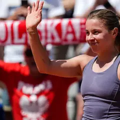 Maja Chwalińska, uśmiechnięta, macha do kibiców. W tle widać transparent z napisem "POLSKA".