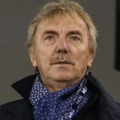 Zbigniew Boniek, jego wiek nie przeszkadza mu w kibicowaniu. W niebieskim szaliku z białymi kropkami i kwiatkami.