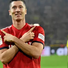 Robert Lewandowski świętuje gola, wykonując charakterystyczną cieszynkę.