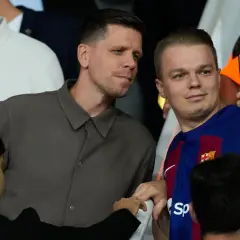 Wojciech Szczęsny, znany z wysokich zarobków, robi sobie zdjęcie z fanem w koszulce Barcelony.