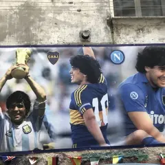 Diego Maradona w koszulce Argentyny z pucharem, w barwach Boca Juniors i Napoli. Czy grał w Barcelonie? Nie, ale jego kariera była legendarna.