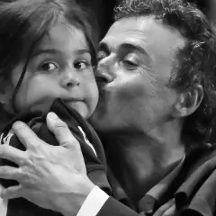 Luis Enrique całuje swoją córkę Xanę w czarno-białym zdjęciu.