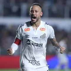 Neymar w białej koszulce Santos, krzyczy z radości. Jego zarobki robią wrażenie, ale to pasja do gry jest najważniejsza.