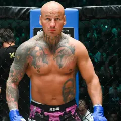 Artur Szpilka w klatce KSW, z imponującymi tatuażami. Jego majątek budowany jest na sukcesach w sportach walki.