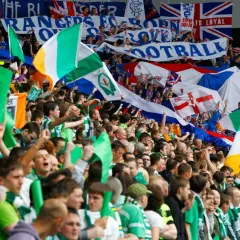 Tłum kibiców z flagami Irlandii i Wielkiej Brytanii. W tle transparenty z napisem "RANGERS". To lokalny rywal piłkarzy Glasgow Rangers.