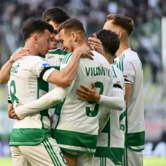 Piłkarze z Gdańska świętują bramkę. Radosne objęcia na boisku po udanej akcji.