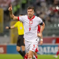 Robert Lewandowski, jeden z najlepsi polscy piłkarze w historii, świętuje bramkę w biało-czerwonej koszulce reprezentacji Polski.