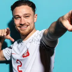 Matty Cash: 185 cm wzrostu. Jak jego fizyka wpływa na grę?