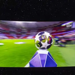 Piłka Ligi Europy na tle stadionu, gotowa do analizy statystyk meczowych.