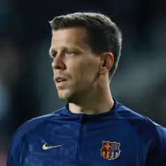 Bramkarz FC Barcelona w granatowej bluzie treningowej z herbem klubu.