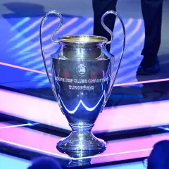 Trofeum Ligi Mistrzów błyszczy na scenie, czekając na moment, kiedy losowanie ligi mistrzów wyłoni zwycięzcę.