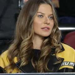 Anna Lewandowska, żona Roberta Lewandowskiego, w żółto-czarnej kurtce, kibicuje na trybunach.