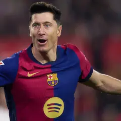 Robert Lewandowski w barwach Barcelony, radość po strzelonym golu. Jego kontrakt w klubie to spełnienie marzeń.