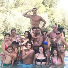 Cristiano Ronaldo z rodziną w basenie. Widać jego dzieci, partnerkę i innych bliskich.