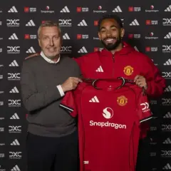 Dwóch piłkarzy Manchesteru United pozuje z nową koszulką.
