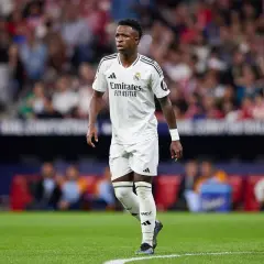 Vinícius Júnior, jeden z najlepsi piłkarze świata, w białej koszulce Realu Madryt na murawie stadionu.