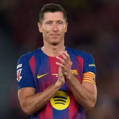 Robert Lewandowski w koszulce Barcelony, klaszcząc. Fani zastanawiają się, czy lewandowski kończy karierę.