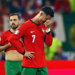 Cristiano Ronaldo, z jakiego kraju jest Ronaldo, w koszulce Portugalii z numerem 7, ociera łzy.