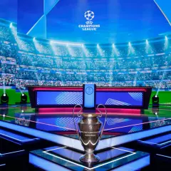 Trofeum Ligi Mistrzów na tle stadionu i studia. Już wkrótce kolejne mecze ligi mistrzów!