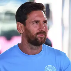 Lionel Messi w błękitnej koszulce, z zarostem, spogląda w bok. Czy to zapowiedź jego **messi koniec kariery**?
