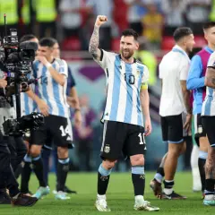 Leo Messi, z numerem 10 na koszulce, świętuje zwycięstwo. Jego numer na spodenkach przypomina legendę, Diego Maradona numer.