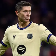 Robert Lewandowski w żółtej koszulce FC Barcelony. Zastanawiasz się, ile zarabia Lewandowski?