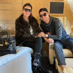 Para w luksusowym samolocie, symbol majątku Ronaldo. Georgina w futrze, Cristiano w czapce, oboje w okularach.