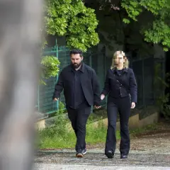 Goncalo Feio i jego żona idą trzymając się za ręce.