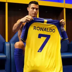 Cristiano Ronaldo prezentuje swoją nową koszulkę z numerem 7 w szatni Al Nassr.