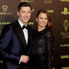 Robert Lewandowski i jego żona Anna na gali Ballon d'Or. Zarobki piłkarzy Barcelony to temat dyskusji, ale ich styl życia mówi sam za siebie.