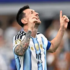 Messi świętuje kolejne gole dla Argentyny, unosząc palec ku górze.