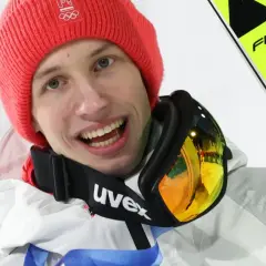 Kacper Tomasiak, młody skoczek narciarski, cieszy się z sukcesu. Jego wiek to zaledwie początek kariery.