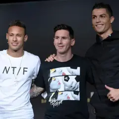 Neymar, Messi i Cristiano Ronaldo stoją obok siebie. Ronaldo wzrostem przewyższa kolegów.