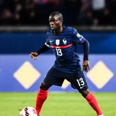 Piłkarz reprezentacji Francji, N'Golo Kanté, w akcji. Ten defensywny pomocnik jest znany ze swojej nieustannej pracy na boisku.