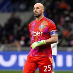 Pepe Reina, doświadczony bramkarz hiszpański, w barwach Como, gotowy do obrony.