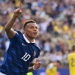 Kylian Mbappé, młody piłkarz, świętuje bramkę. Ile lat ma Mbappé? W tym momencie ma 25 lat.