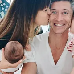 Anna Lewandowska całuje Roberta, a ich córki, Klara i Laura, również okazują mu miłość.