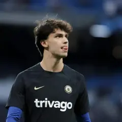 Piłkarz João Félix w koszulce Chelsea FC, w jakim klubie gra, pokazuje język.